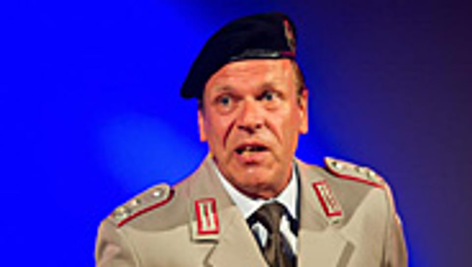 Georg Schramm als Oberstleutnant Sanftleben