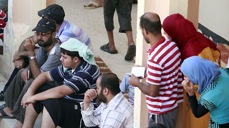 Syrische Flüchtlinge warten an der Landesgrenze, 230 Kilometer westlich von Baghdad, Juli 2012.