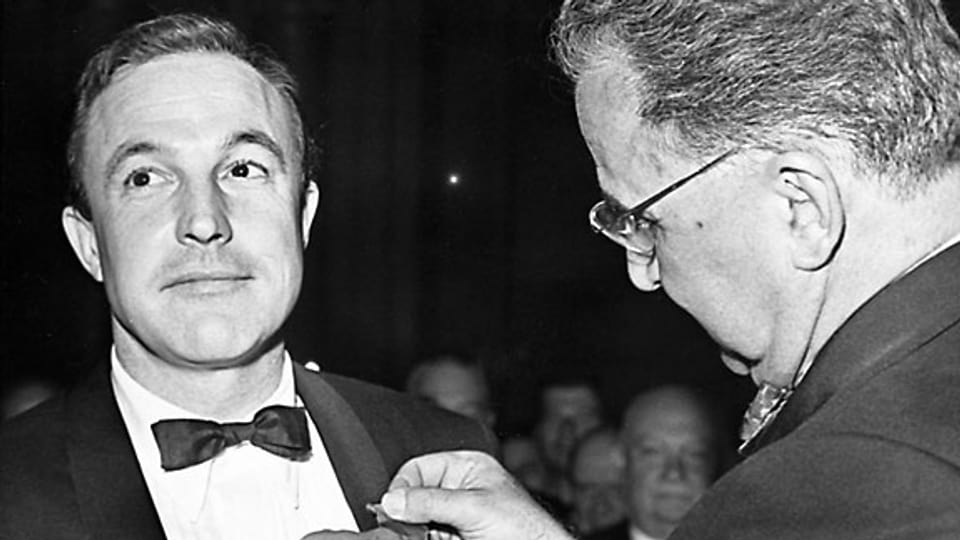Der Schauspieler Gene Kelly (links) erhält am 7. Juli 1960 in Paris den Orden Kreuz der Ehrenlegion.