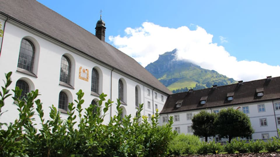 Das Benediktinerkloster Engelberg bietet im Gästehaus 10 Einzel- und 6 Doppelzimmer hinter barocken Mauern.