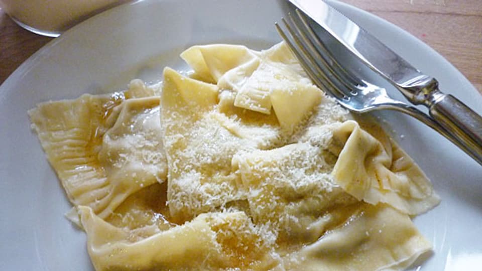 Die gekochten Ravioli mit brauner Butter übergiessen und mit Parmesan servieren.
