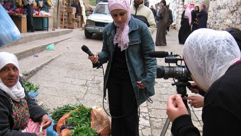 Ein Projekt mit Women, Media and Development TAM (Palästina), wo TV-Journalistinnen in Kursen technisches Know-How erwerben und in ihrer Arbeit Frauen auf dem Bildschirm sichtbar machen.