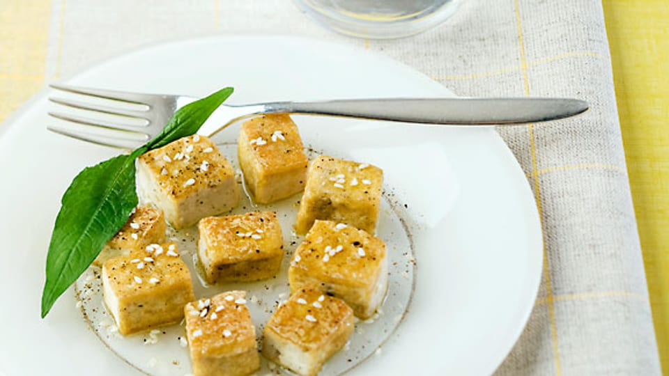 Tofu wird aus einem weissen Sojabohnenteig hergestellt.