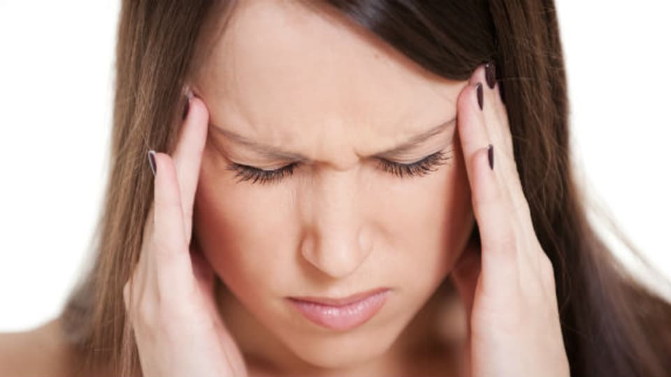 Spannungskopfweh ist die häufigste Kopfwehform überhaupt: bis zu 90 Prozent der Bevölkerung kennt diesen typisch drückenden Schmerz.