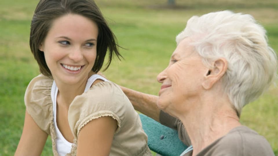 Alzheimer-Demenz kann die Beziehung zwischen den Betroffenen und Angehörigen trüben. Mit der richtigen Hilfe kann aber auch dieser Lebensabschnitt zu einer wertvollen gemeinsamen Zeit werden.