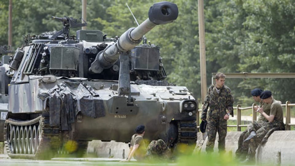 Rekruten der Panzergrenadiere Pz Gren Rekrutenschule ruhen sich nach einer Panzerübung neben einer Panzerhaubitze M109 auf dem Waffenplatz Bure aus, aufgenommen am 18. Juli 2007.