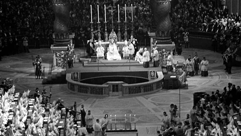 Das Innere des Petersdoms war zu einer gigantischen Konzilsaula umgebaut worden. Im Mittelschiff fanden sich auf beiden Seiten 90 Meter lange, ansteigende Tribünen, von denen aus debattiert wurde, 11. Oktober 1962.