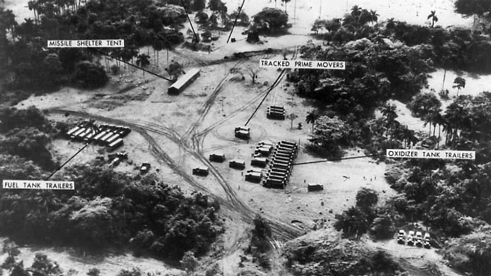 Luftaufnahme von sowjetischen Raketenabschussrampen, Raketentransportern und Tanklagern auf Kuba im Oktober 1962.