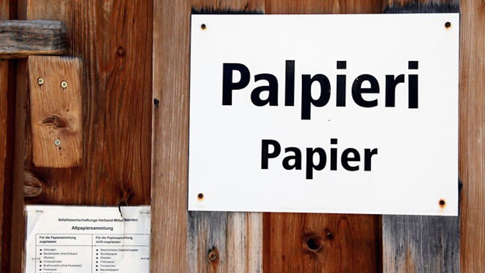 Ein Hinweisschild an einer Papiersammelstelle in Stierva, hoch über dem bündnerischen Albulatal.