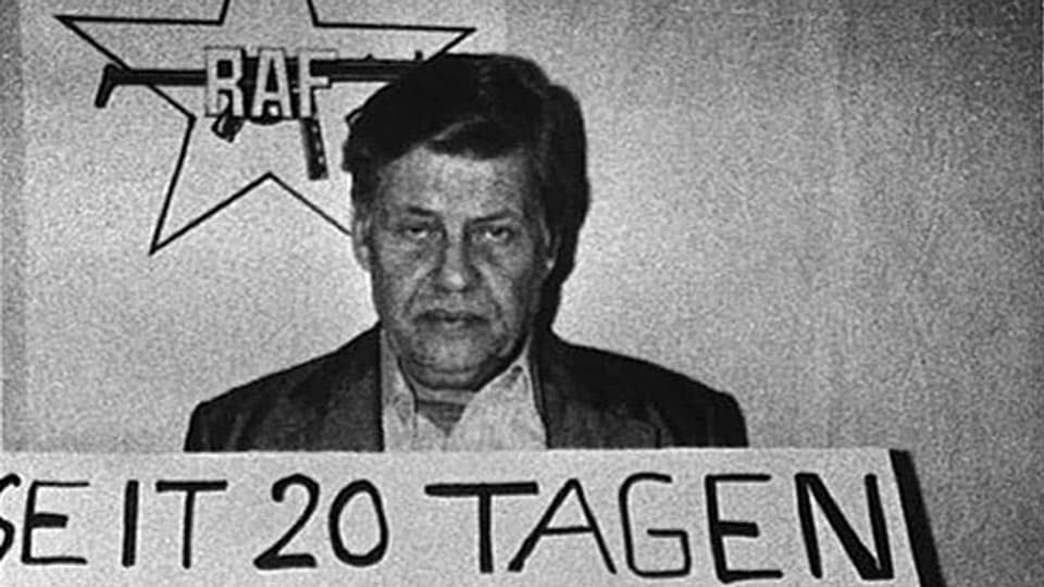 Hanns Martin Schleyer wurde am 5. September 1977 von Terroristen der RAF entführt und 6 Wochen später von ihnen ermordet.