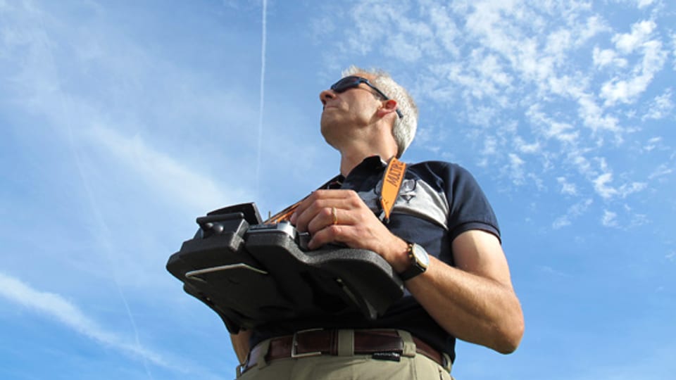 Volle Konzentration und den Blick stehts am Horizont: Wolfgang Auth steuert eine Kunstflugmaschine durch die Lüfte.