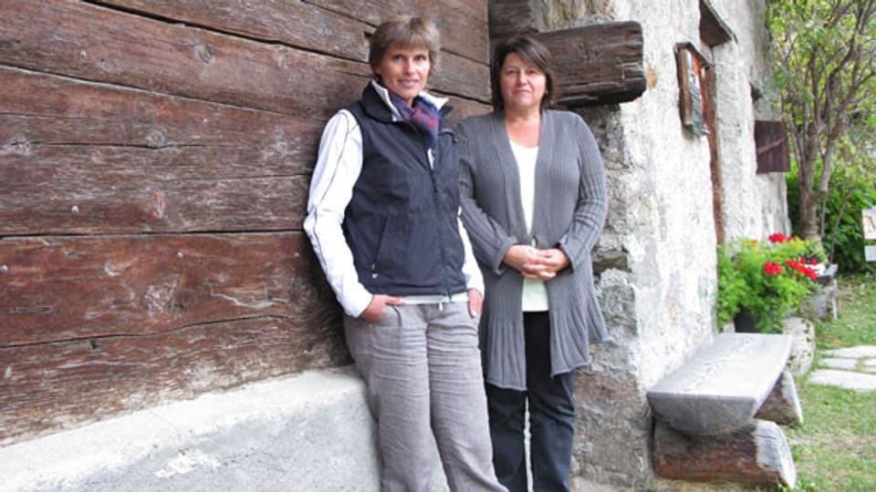 Barbara Gujan und Monika Grass vor dem Nutli Hüschi in Klosters