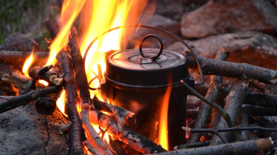 Der Suppe mit Spatz sagt man auch «Pot au Feu», also Topf auf dem Feuer.