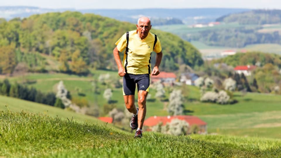 Sport und ausreichend Bewegung können die Auswirkungen des sinkenden Testosteronspiegels verbessern.