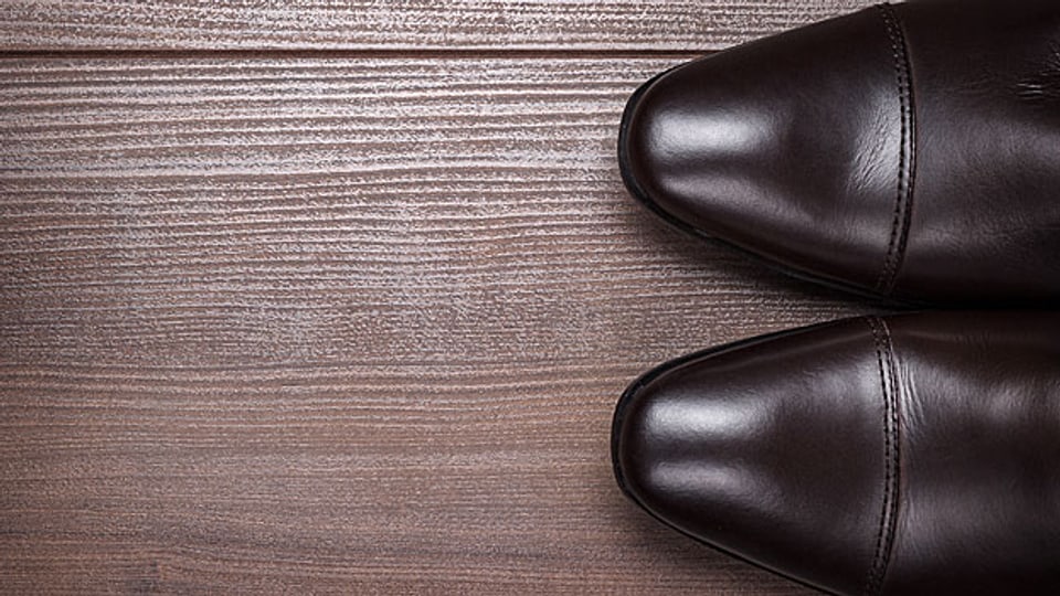 Schuhe aus Glattleder sollte man mit Schuhcreme pflegen.