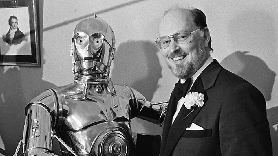Komponist John Williams beim Händeschütteln mit «Star Wars»-Roboter C-3PO 1980 in Boston.