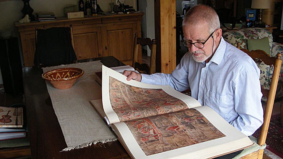 Peter Günther beim Durchblättern des Buchs «The Mastaba of Mereruka».