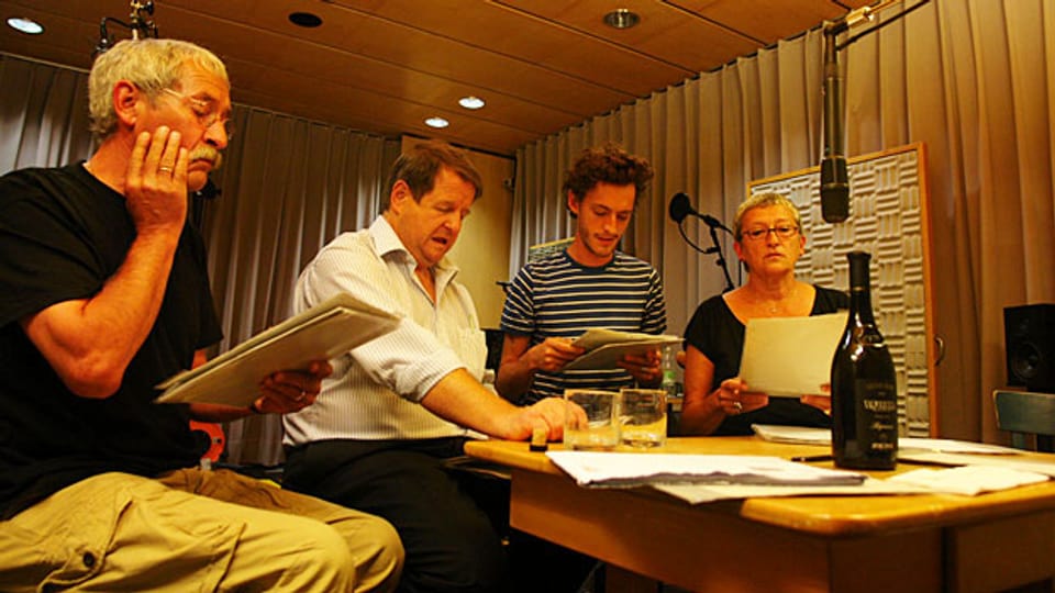 Eine Szene wird geprobt (v.l.n.r.): Marco Schenardi, Hanspeter Müller-Drossaart, Andri Schenardi, Anita Schenardi.