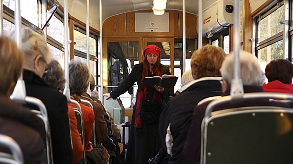 Von der Aussenwelt geschützt und doch mitten unter den Leuten: Eine Tramfahrt ermöglicht Annett Gröschner ungewöhnliche Perspektiven und eignet sich auch als Ort für Lesungen.