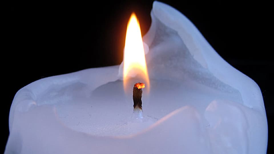 Der Docht einer brennenden Kerze darf nicht länger sein als 1 cm.