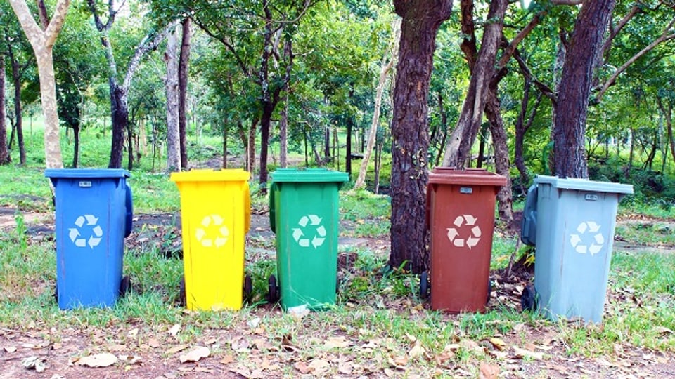 Abfalltrennung: Unterschiedliche Materialien werden separat gesammelt und wieder verwertet.