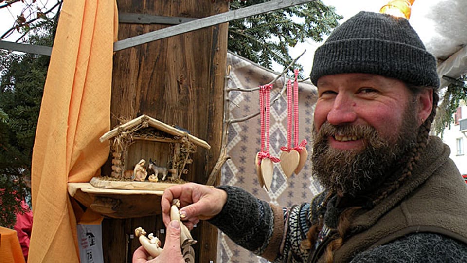 Ruedi Hess macht Weihnachtskrippen aus Wurzeln und gespaltenem Holz.