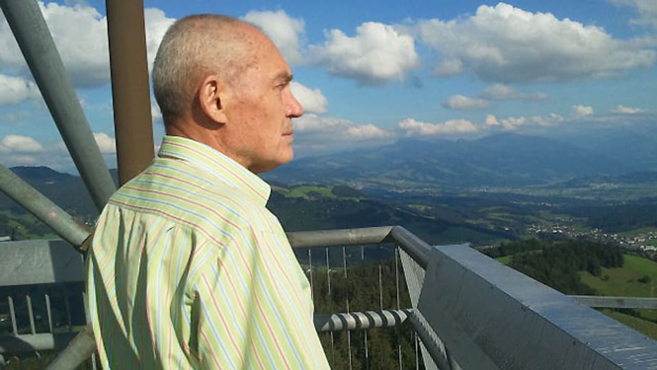 Oswald Oelz auf dem Turm des Bachtels.