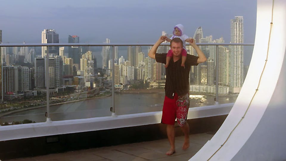 Fabian Obrist (27) mit Töchterchen Lucia (15 Monate) auf dem Balkon eines Freundes in Panama City.