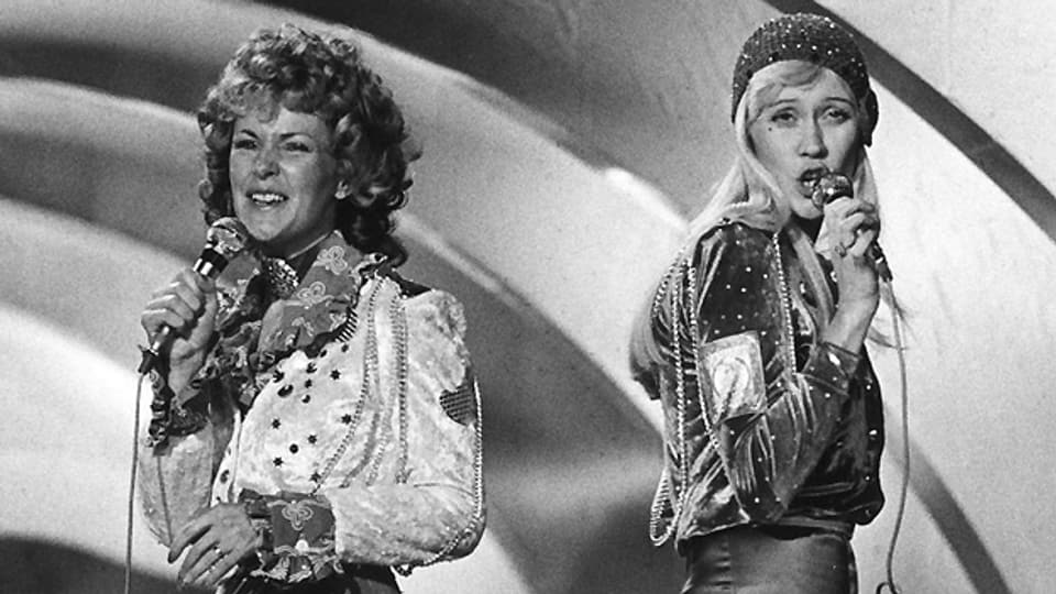 Die beiden schwedischen Sängerinnen Agentha Fältskog und Anni-Frid Lyngstad von ABBA interpretieren ihren Welthit «Waterloo». Der Song ist als deutsche Version in der Sendung «Yesterday when I was young» zu hören.