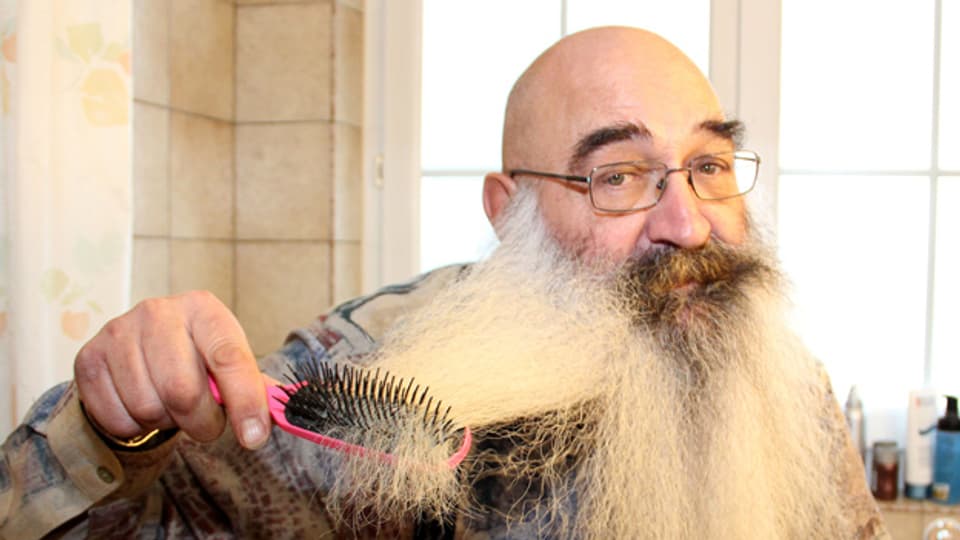 Ein Leben für den Bart: Albert Schmid hegt und pflegt seinen Bart täglich mit viel Hingabe.
