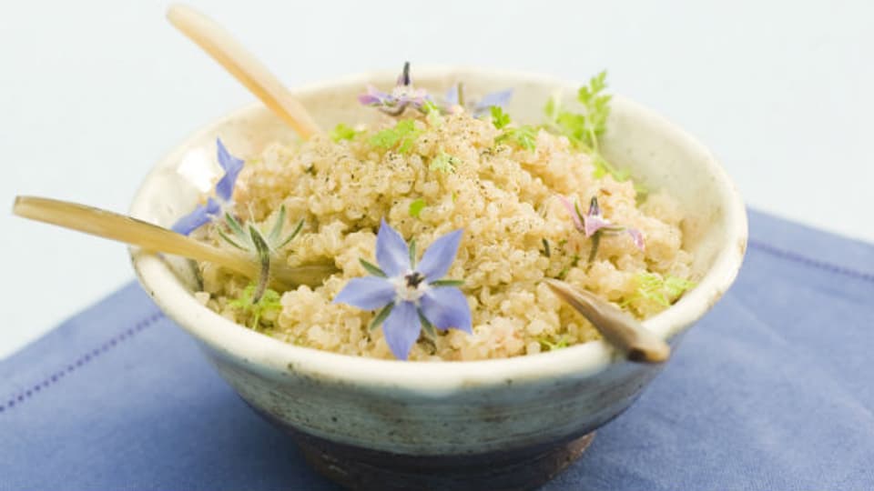 Quinoa kann als Beilage oder auch als Getreidesalat genossen werden.