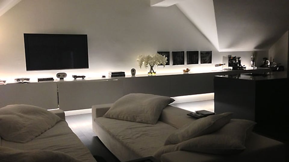 Mit indirektem Licht kann man eine optimale Atmosphäre im Wohnzimmer erzeugen.