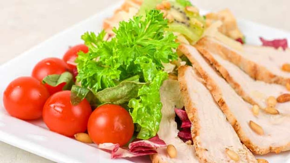 Der gesunde Pisten-Zmittag: Poulet-Brust und Salat.