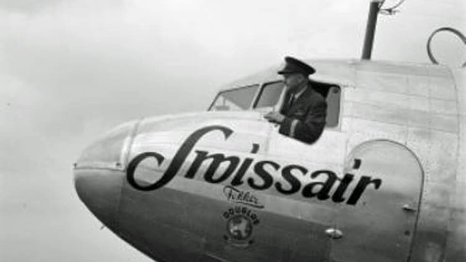 Chefpilot Ernst Nyffenegger im Cockpit einer DC-3, ca. 1938/39