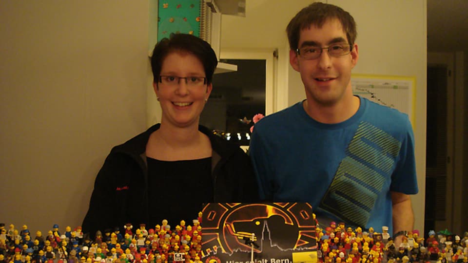 Ramona und Patrick von Felten vor ihrem aus Legosteinen gebauten Eisstadion.