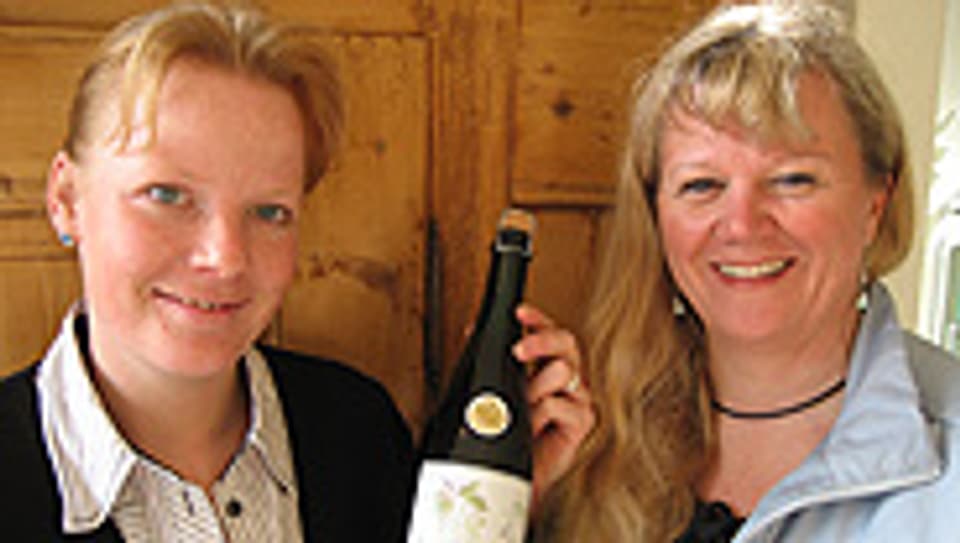 Patricia Dähler und Esther Schaefer mit ihrem Schaumwein.