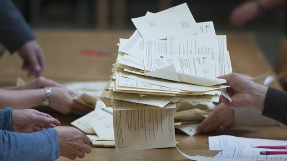 Wahlhelfer kontrollieren die Stimmzettel zu den Parlamentswahlen am Sonntag, 23. Oktober 2011, im Gymnasium Neufeld in Bern.