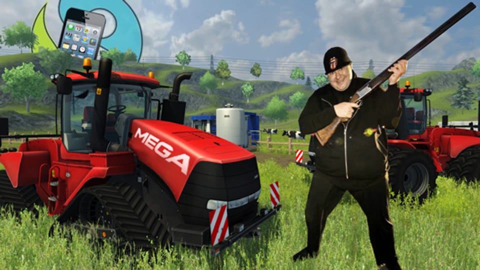 Kim «Dotcom» Schmitz mit Gewehr in der Hand, umgeben von Traktoren
