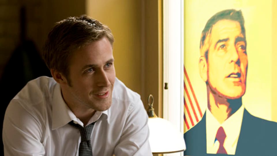 Vertrauen kann fatal sein: Stephen Meyers (Ryan Gosling) vor dem Wahlplakat seines Chefs (George Clooney).