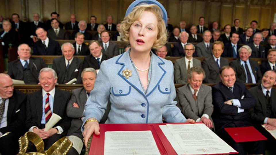 Maggie Thatcher (Meryl Streep) liest den Herren Politikern die Leviten.