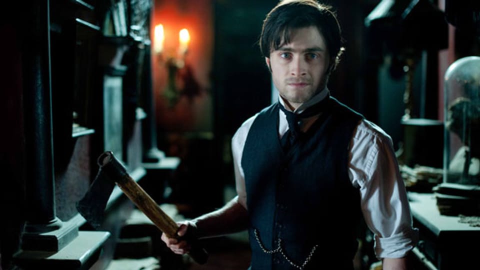Auch wenn Geister bekanntlich körperlos sind, hält sich Filmheld Arthur Kipps (Daniel Radcliffe) gerne an einer Axt fest.
