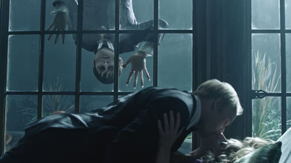 Mit «Dark Shadows» stellen Tim Burton und Johnny Depp (der Typ am Fenster) den Vampirfilm auf den Kopf.