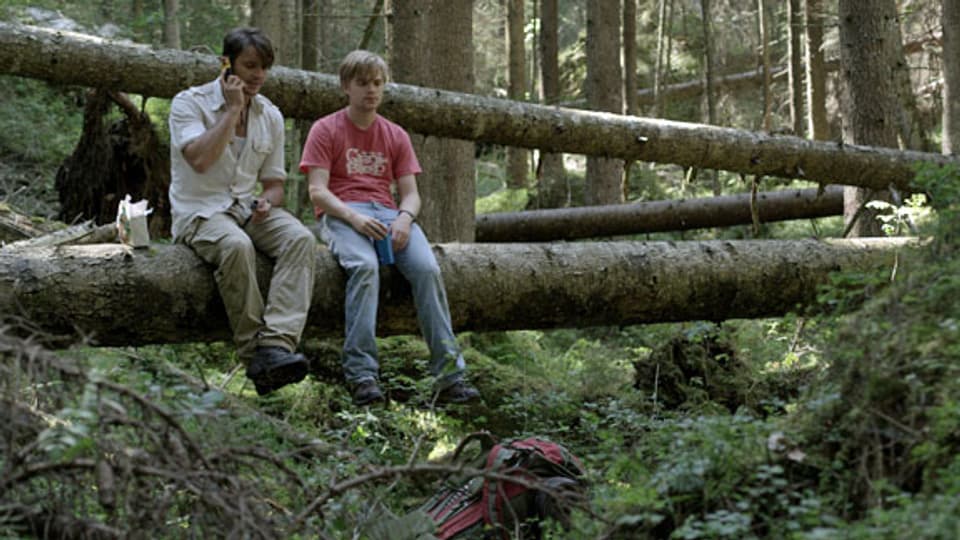 Gefilmt in der Nähe von Flims: die Wolfsforscher Greg (Oliver Walker) und Michael (David Osmond).