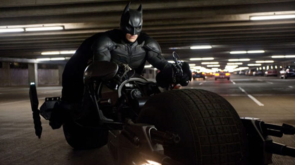 Batman (Christian Bale) auf einem seiner Hightech-Spielzeuge.