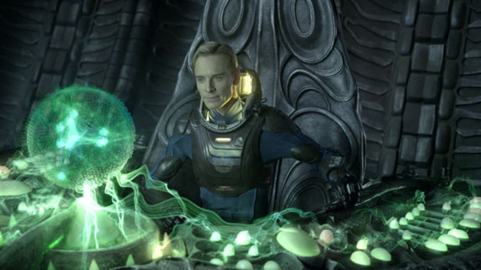 Michael Fassbender als Androide David zwischen alter H.R.-Giger-Geisterbahn und neuem 3D-Hologram.