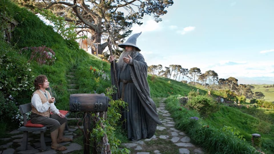 So fängt alles an: Gandalf (Ian McKellen) schneit bei Bilbo Beutlin (Martin Freeman) herein.
