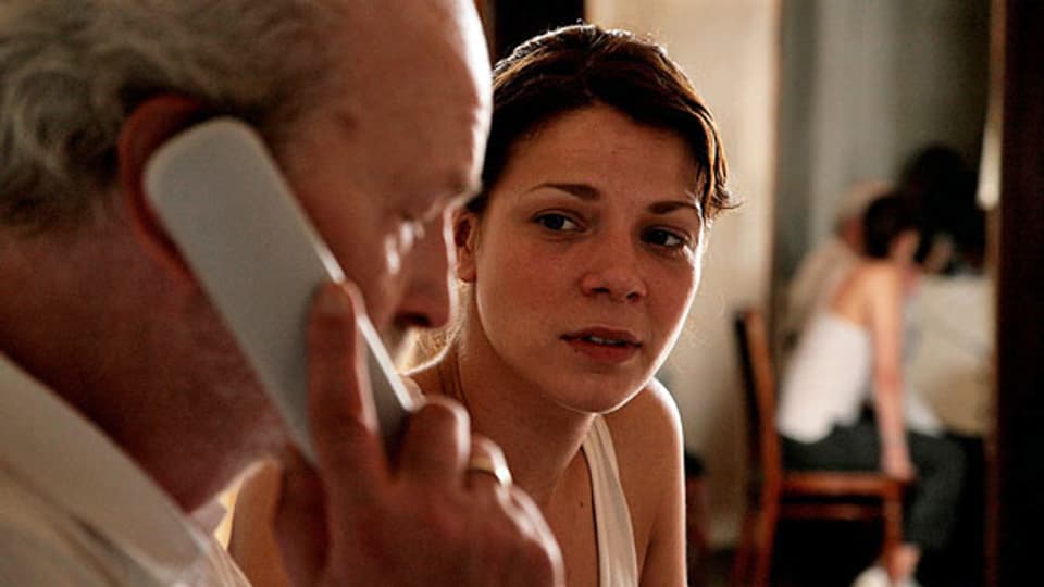 Maria (Jessica Schwarz) erfährt, dass Anton Falkenmayer (Michael Gwisdek) gar nicht ihr leiblicher Vater ist.