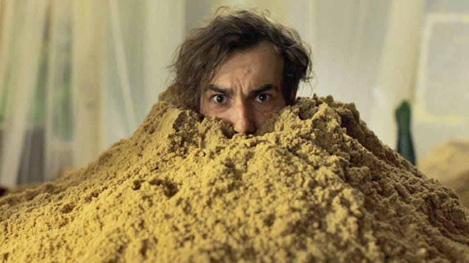 Benno (Fabian Krüger) hat ein Problem: Sand. Viel Sand.