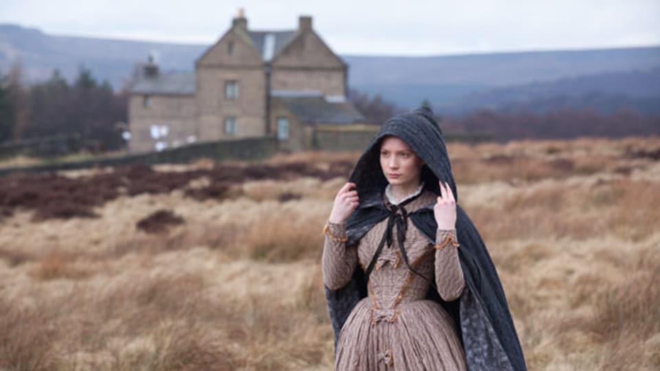 Englische Landschaften sehen immer alt aus, während Mia Wasikowska als Jane Eyre auch in einem viktorianischen Kostüm jung aussieht.