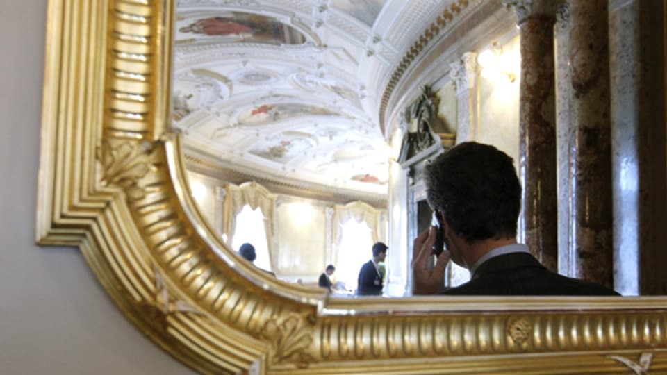 Ein Lobbyist telefoniert in der Wandelhalle des Bundeshauses während der Session der Eidgenoessischen Räte in Bern.